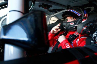 Dover, Delaware USA - 29 Eylül 2017: Michael Annett (5) antrenman sırasında garajda takılıyor. Dover, Delaware 'deki Dover Uluslararası Yarış Pistinde Ayık 200 kişi.