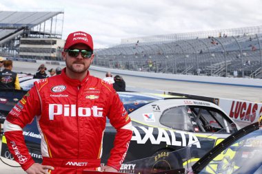 Dover, Delaware USA - 30 Eylül 2017: Michael Annett (5), Kavununu Kullan elemelerine katılmadan önce pit road 'ta takılıyor. Dover, Delaware 'deki Dover Uluslararası Yarış Pistinde Ayık 200 kişi.