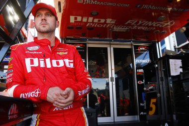 Avondale, Arizona ABD - 10 Kasım 2017: Michael Annett (5), Avondale, Arizona 'daki Phoenix Hipodromu' nda Bilet Galaxy 200 antrenmanı sırasında garajda takılıyor..