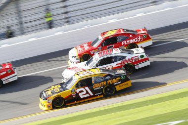 Daytona Beach, Florida USA - 17 Şubat 2018: Daniel Hemric (21), Cole Custer (00) ve Michael Annett (5) Daytona Beach, Florida 'daki Daytona International Speedway' de PowerShares QQQ 300 sırasında pozisyon almak için savaştılar..