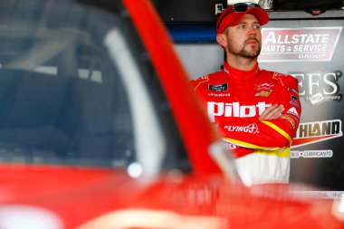 Dover, Delaware USA - 4 Mayıs 2018: Michael Annett (5), Dover, Delaware 'deki Dover International Speedway' de OneMain Finans 200 çalışması sırasında garajda takılıyor..