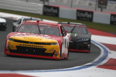 Concord, Kuzey Carolina ABD - 10 Ekim 2020: Michael Annett (1) Kuzey Carolina 'daki Charlotte Motor Pisti ROVAL' da Blue Cross Blue Shield tarafından sunulan tedavi için yarışır..