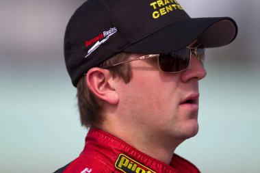 Homestead, FL USA - 20 Kasım 2010: Michael Annett Homestead Miami Speedway, FL 'deki Ford 300 yarışına katılmaya hazırlanıyor.
