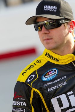 Bristol, TN USA - 19 Mart 2011: Michael Annett (62) Bristol, TN 'deki Bristol Motor Speedway' deki Scotts EZ Seed 300 yarışına katılmaya hazırlanıyor.