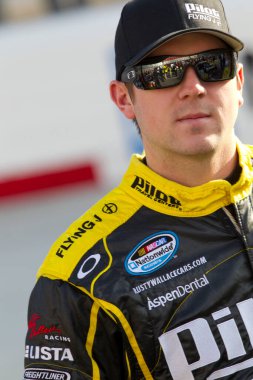 Bristol, TN USA - 19 Mart 2011: Michael Annett (62) Bristol, TN 'deki Bristol Motor Speedway' deki Scotts EZ Seed 300 yarışına katılmaya hazırlanıyor.