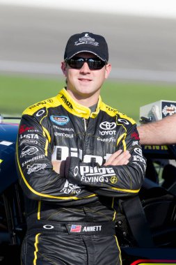 Kansas City, KS USA - 08 Ekim 2011: Michael Annett (62) Kansas City, KS 'deki Kansas Speedway' deki 300 numaralı piyango yarışına katılmayı bekliyor..