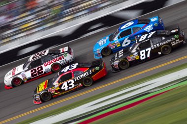 Daytona Beach, FL USA - 25 Şubat 2012: Brad Keselowski (22), Michael Annett (43), Ricky Stenhouse, Jr. (6), Joe Nemechek (87) Daytona Uluslararası Yarış Pisti Daytona Beach, FL.