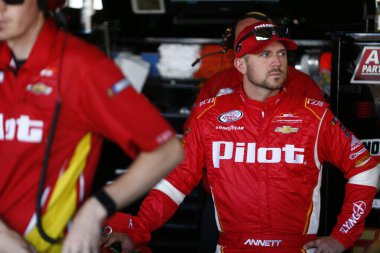 Dover, Delaware USA - 29 Eylül 2017: Michael Annett (5) antrenman sırasında garajda takılıyor. Dover, Delaware 'deki Dover Uluslararası Yarış Pistinde Ayık 200 kişi.