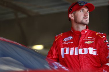 Dover, Delaware USA - 29 Eylül 2017: Michael Annett (5) antrenman sırasında garajda takılıyor. Dover, Delaware 'deki Dover Uluslararası Yarış Pistinde Ayık 200 kişi.
