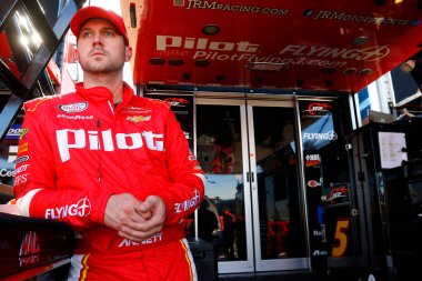 Avondale, Arizona ABD - 10 Kasım 2017: Michael Annett (5), Avondale, Arizona 'daki Phoenix Hipodromu' nda Bilet Galaxy 200 antrenmanı sırasında garajda takılıyor..