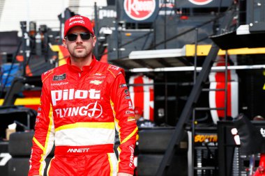 Hampton, Georgia ABD - 23 Şubat 2018: Michael Annett (5), Hampton, Georgia 'daki Atlanta Motor Yarış Pisti' nde Rinnai 250 antrenmanı sırasında garajda takılıyor..