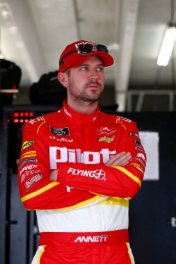 Hampton, Georgia ABD - 23 Şubat 2018: Michael Annett (5), Hampton, Georgia 'daki Atlanta Motor Yarış Pisti' nde Rinnai 250 antrenmanı sırasında garajda takılıyor..