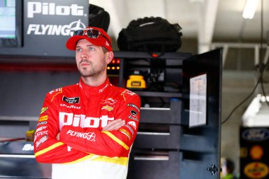 Hampton, Georgia ABD - 23 Şubat 2018: Michael Annett (5), Hampton, Georgia 'daki Atlanta Motor Yarış Pisti' nde Rinnai 250 antrenmanı sırasında garajda takılıyor..