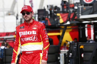 Hampton, Georgia ABD - 23 Şubat 2018: Michael Annett (5), Hampton, Georgia 'daki Atlanta Motor Yarış Pisti' nde Rinnai 250 antrenmanı sırasında garajda takılıyor..