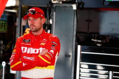 Hampton, Georgia ABD - 23 Şubat 2018: Michael Annett (5), Hampton, Georgia 'daki Atlanta Motor Yarış Pisti' nde Rinnai 250 antrenmanı sırasında garajda takılıyor..