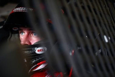 Hampton, Georgia ABD - 23 Şubat 2018: Michael Annett (5), Hampton, Georgia 'daki Atlanta Motor Yarış Pisti' nde Rinnai 250 antrenmanı sırasında garajda takılıyor..