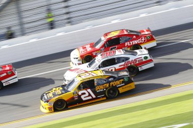Daytona Beach, Florida USA - 17 Şubat 2018: Daniel Hemric (21), Cole Custer (00) ve Michael Annett (5) Daytona Beach, Florida 'daki Daytona International Speedway' de PowerShares QQQ 300 sırasında pozisyon almak için savaştılar..