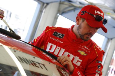 Las Vegas, Nevada ABD - 2 Mart 2018: Michael Annett (5) Las Vegas Las Vegas Motor Yarış Pisti 'nde Boyd Gaming 300 antrenmanı sırasında garajda takılıyor.
