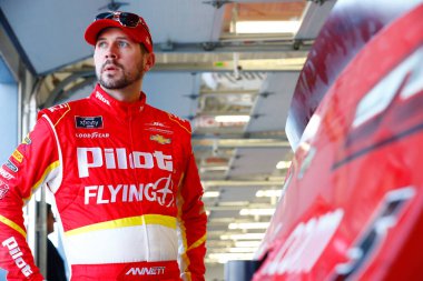 Las Vegas, Nevada ABD - 2 Mart 2018: Michael Annett (5) Las Vegas Las Vegas Motor Yarış Pisti 'nde Boyd Gaming 300 antrenmanı sırasında garajda takılıyor.