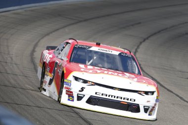 Fontana, Kaliforniya ABD - 17 Mart 2018: Michael Annett (5), Fontana, Kaliforniya 'daki Auto Club Speedway' de Roseanne 300 için antrenman yapıyor..