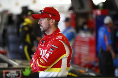 Las Vegas, Nevada ABD - 2 Mart 2018: Michael Annett (5) Las Vegas Las Vegas Motor Yarış Pisti 'nde Boyd Gaming 300 antrenmanı sırasında garajda takılıyor.