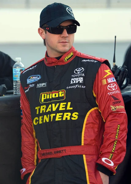 Bristol, TN USA - 20 Mart 2010: Michael Annett No. 15 Pilot Seyahat Merkezi Toyota, Bristol, TN 'de 20 Mar 2010' da Bristol Motor Yarış Pistindeki Scotts Turf Builder 300 yarışına katılmaya hak kazandı..
