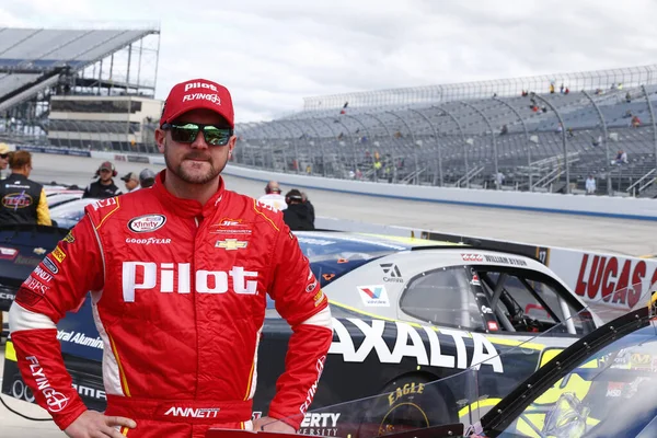 Dover, Delaware USA - 30 Eylül 2017: Michael Annett (5), Kavununu Kullan elemelerine katılmadan önce pit road 'ta takılıyor. Dover, Delaware 'deki Dover Uluslararası Yarış Pistinde Ayık 200 kişi.