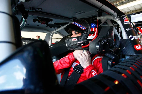 Dover, Delaware USA - 29 Eylül 2017: Michael Annett (5) antrenman sırasında garajda takılıyor. Dover, Delaware 'deki Dover Uluslararası Yarış Pistinde Ayık 200 kişi.