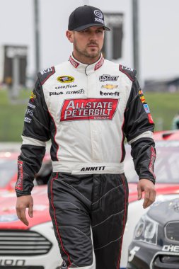 Kansas City, KS USA - 08 Mayıs 2015: NASCAR Sprint Cup Serisi sürücüsü MICHAEL ANNETT, Kansas Speedway 'de Sünger Bob Kare Pantolon 400 için hazırlanıyor.
