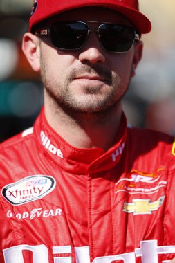 Avondale, Arizona ABD - 17 Mart 2017: NASCAR Xfinity Serisi sürücüsü MICHAEL ANNETT, Phoenix Hipodromu 'nda DC Solar 200 için hazırlanıyor..
