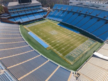 Chapel Hill 'deki Kenan Stadyumu' nun hava manzarası, ağaçların arasına yerleştirilmiş tarihi UNC futbol sahasını, 1927 'den beri klasik kase dizayn kampüsünü ve Tar Heels' in evini gösteriyor..