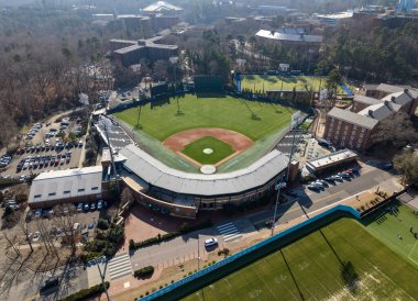 David F. Couch Ballpark 'ın Wake Forest beyzbol evi, tarihi tribünler ve Winston-Salem' deki atletizm kompleksinin hava görüntüsü üniversite geleneğini ikinci lig tarihiyle harmanlıyor..