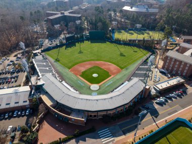 David F. Couch Ballpark 'ın Wake Forest beyzbol evi, tarihi tribünler ve Winston-Salem' deki atletizm kompleksinin hava görüntüsü üniversite geleneğini ikinci lig tarihiyle harmanlıyor..