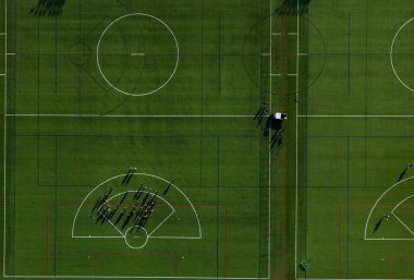 Duke Üniversitesi 'nin hava görüntülerinde, Duke Şapeli' nin merkezinde yer aldığı Gotik Batı Kampüsü sergileniyor. Doğu Kampüsü ve yemyeşil alanlar, Mavi Şeytanlar geleneği, akademik mükemmellik ve tarihi mimariyi ön plana çıkarıyor..