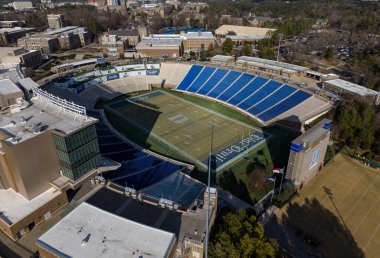 Wallace Wade Stadyumu 'nun Duke Üniversitesi' ndeki hava manzarası Brooks Field 'ı, tribünleri ve West Campus' u gösteriyor ve Blue Devils futbol programının tarihi evini yakalıyor..