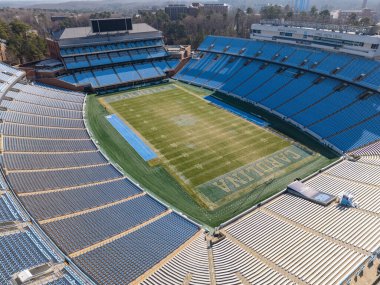 Chapel Hill 'deki Kenan Stadyumu' nun hava manzarası, ağaçların arasına yerleştirilmiş tarihi UNC futbol sahasını, 1927 'den beri klasik kase dizayn kampüsünü ve Tar Heels' in evini gösteriyor..