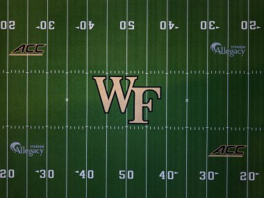 Federal Kredi Birliği Stadyumu 'nun hava görüntülerine göre Wake Forest 31,500 koltuklu futbol sahası, Gene Hooks sahasının yakınında yer alıyor. Şeytan Deacons tarihi Batı Kampüsü atletizm kompleksi de göz önünde..
