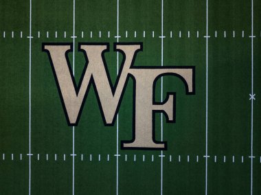 Federal Kredi Birliği Stadyumu 'nun hava görüntülerine göre Wake Forest 31,500 koltuklu futbol sahası, Gene Hooks sahasının yakınında yer alıyor. Şeytan Deacons tarihi Batı Kampüsü atletizm kompleksi de göz önünde..