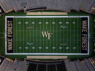 Federal Kredi Birliği Stadyumu 'nun hava görüntülerine göre Wake Forest 31,500 koltuklu futbol sahası, Gene Hooks sahasının yakınında yer alıyor. Şeytan Deacons tarihi Batı Kampüsü atletizm kompleksi de göz önünde..