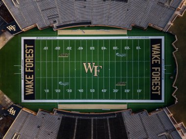 Federal Kredi Birliği Stadyumu 'nun hava görüntülerine göre Wake Forest 31,500 koltuklu futbol sahası, Gene Hooks sahasının yakınında yer alıyor. Şeytan Deacons tarihi Batı Kampüsü atletizm kompleksi de göz önünde..