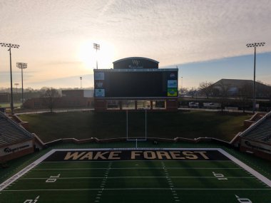 Federal Kredi Birliği Stadyumu 'nun hava görüntülerine göre Wake Forest 31,500 koltuklu futbol sahası, Gene Hooks sahasının yakınında yer alıyor. Şeytan Deacons tarihi Batı Kampüsü atletizm kompleksi de göz önünde..