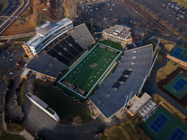 Federal Kredi Birliği Stadyumu 'nun hava görüntülerine göre Wake Forest 31,500 koltuklu futbol sahası, Gene Hooks sahasının yakınında yer alıyor. Şeytan Deacons tarihi Batı Kampüsü atletizm kompleksi de göz önünde..