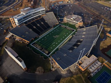 Federal Kredi Birliği Stadyumu 'nun hava görüntülerine göre Wake Forest 31,500 koltuklu futbol sahası, Gene Hooks sahasının yakınında yer alıyor. Şeytan Deacons tarihi Batı Kampüsü atletizm kompleksi de göz önünde..