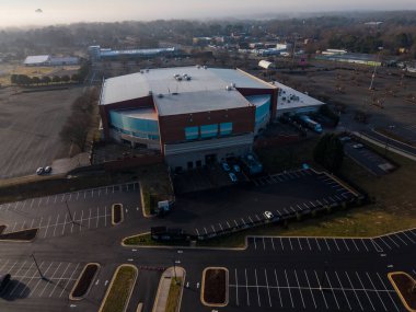 LJVM Coliseum 'un hava görüntüsü Winston-Salem' i 14 bin 665 koltuklu, Wake Forest basketbol ve voleybola ev sahipliği yapan, onur madalyası sahibi Lawrence Joel 'i çarpıcı mimari ve zemin ile onurlandırdı..