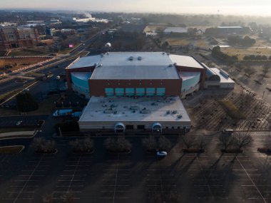 LJVM Coliseum 'un hava görüntüsü Winston-Salem' i 14 bin 665 koltuklu, Wake Forest basketbol ve voleybola ev sahipliği yapan, onur madalyası sahibi Lawrence Joel 'i çarpıcı mimari ve zemin ile onurlandırdı..
