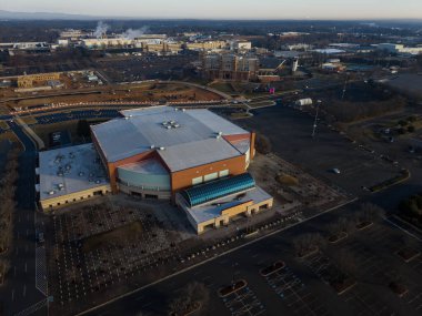 LJVM Coliseum 'un hava görüntüsü Winston-Salem' i 14 bin 665 koltuklu, Wake Forest basketbol ve voleybola ev sahipliği yapan, onur madalyası sahibi Lawrence Joel 'i çarpıcı mimari ve zemin ile onurlandırdı..