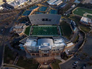 Federal Kredi Birliği Stadyumu 'nun hava görüntülerine göre Wake Forest 31,500 koltuklu futbol sahası, Gene Hooks sahasının yakınında yer alıyor. Şeytan Deacons tarihi Batı Kampüsü atletizm kompleksi de göz önünde..