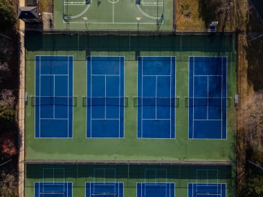 Winston Salem 'deki Wake Forest Universitys Reynolda Kampüsü' nün hava görüntüsünde tarihi binalar, yeşil kuadlar, atletizm tesisleri ve akademik, araştırma ve Şeytan Deacons spor merkezleri sergileniyor..