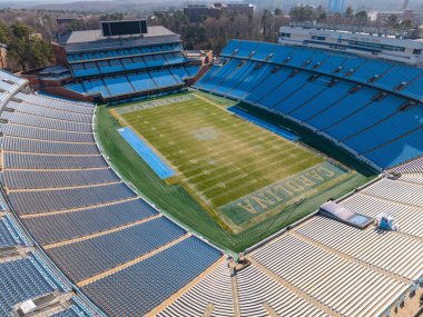 Chapel Hill 'deki Kenan Stadyumu' nun hava manzarası, ağaçların arasına yerleştirilmiş tarihi UNC futbol sahasını, 1927 'den beri klasik kase dizayn kampüsünü ve Tar Heels' in evini gösteriyor..