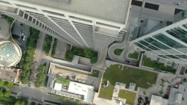 Şikago 'nun hava görüntüsü Michigan Gölü boyunca yığılmış gökdelenleri gösteriyor. Şehir merkezi boyunca akan nehir gibi dışa doğru genişliyor. İkonik mimariyi muazzam şehir enerjisiyle harmanlıyor..